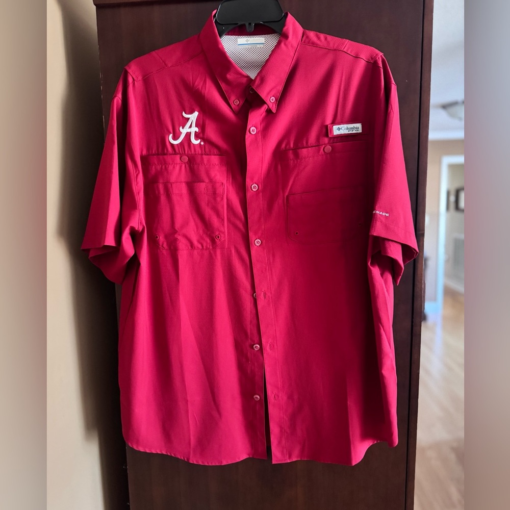 Men’s Columbia PFG Alabama Crimson Tide short sleeve shirt. Size XL, like new.